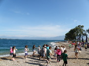 ΤΟ ΔΗΜΟΤΙΚΟ ΣΧΟΛΕΙΟ ΑΒΥΘΟΥ ΚΡΑΤΑ ΚΑΘΑΡΗ ΤΗΝ ΠΑΡΑΛΙΑ