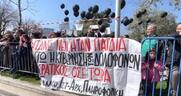 Θεσσαλονίκη: Με μαύρα μπαλόνια στην παρέλαση για την τραγωδία των Τεμπών