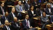 Θέλουν να κρυφτούν, αλλά η χαρά δεν τους αφήνει