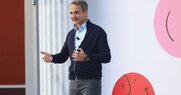 Παίζει χωρίς αντίπαλο η κυβέρνηση, αλλά φθείρεται