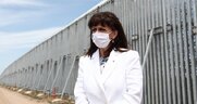 «Εσείς που ποζάρατε στο τείχος του Έβρου, παραδίπλα υπάρχει άταφο παιδί»