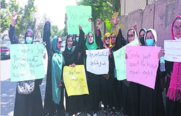 Γυναίκες στο Αφγανιστάν διαμαρτύρονται ενάντια στην καταπίεση των Ταλιμπάν