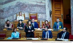 Κυβερνητικό «όχι» από το βήμα της Βουλής για τον όρο γυναικοκτονία