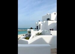Η Κίνα έφτιαξε τη δική της Σαντορίνη με 1 δισ. ευρώ – Δείτε βίντεο από το θέρετρο που θυμίζει Οία (Video)
