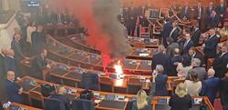 Αλβανία / Καπνογόνα από την αντιπολίτευση μέσα στη Βουλή - Αντιδρά στον προϋπολογισμό