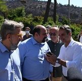 Η φωτιά θα σβήσει μόνη της και μετά θα πάνε να βγάζουν σελφι στα καμένα και να αλληλοσυγχαίρονται