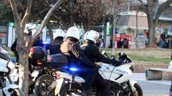 Νέα νύχτα επεισοδίων στα Εξάρχεια: Έκλεψαν κράνη και κλειδιά από ομάδα ΔΙΑΣ