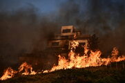 Κραυγή οργής από γυναίκα στη Μάνδρα: «Μας άφησαν στο έλεος του θεού, δεν είδαμε έναν πυροσβέστη»