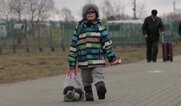 Συγκλονίζει προσφυγόπουλο από την Ουκρανία, που κλαίει με λυγμούς περνώντας τα σύνορα (Video)