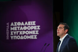 Το χοντρό “καρφί” Τσίπρα κατά Μητσοτάκη για τα Τέμπη: «Οι πολίτες ψάχνουν πρωθυπουργούς που θα πάψουν να παριστάνουν τους ανήξερους»