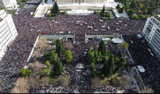 ΕΚΑΤΟΝΤΑΔΕΣ ΧΙΛΙΑΔΕΣ ΔΙΑΔΗΛΩΣΑΝ ΣΕ 110 ΠΟΛΕΙΣ ΓΙΑ ΤΟ ΕΓΚΛΗΜΑ ΤΩΝ ΤΕΜΠΩΝ