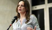 Αχτσιόγλου: Η κυβέρνηση καταργεί 13ο και 14ο μισθό για τους εργαζόμενους σε αναστολή