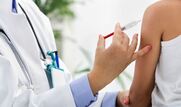 Όλα όσα πρέπει να γνωρίζουμε για τα εμβόλια γρίπης και πνευμονιόκοκκου