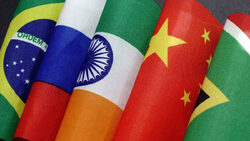 Οι κυρώσεις ωθούν τις χώρες της BRICS στη χρήση εθνικών νομισμάτων