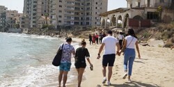 Guardian: «Τρομερή μέρα» - Οργή για τις εικόνες από την παραλία των Βαρωσίων