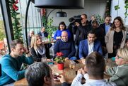Συνάντηση και ευχές Στέφανου Κασσελάκη με δημοσιογράφους που καλύπτουν το ρεπορτάζ του ΣΥΡΙΖΑ