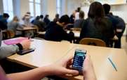 ΦΕΚ: Απαγορεύονται τα κινητά τηλέφωνα εντός του σχολικού χώρου
