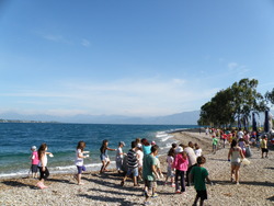 ΤΟ ΔΗΜΟΤΙΚΟ ΣΧΟΛΕΙΟ ΑΒΥΘΟΥ ΚΡΑΤΑ ΚΑΘΑΡΗ ΤΗΝ ΠΑΡΑΛΙΑ