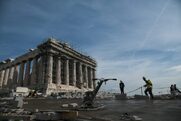 Νέο χειρότερο «τσιμέντωμα» της Ακρόπολης ετοιμάζει η Μενδώνη