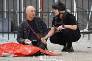 Η Ουκρανία θρηνεί τα παιδιά της: Πατέρας κρατούσε επί 2 ώρες το χέρι του νεκρού παιδιού του