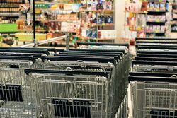 Ακρίβεια και αισχροκέρδεια αδειάζουν τα πορτοφόλια των καταναλωτών