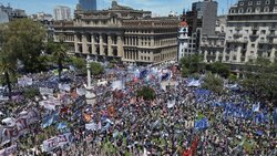 Αργεντινή: Χιλιάδες διαδηλωτές στους δρόμους κατά της «φιλελεύθερης επανάστασης» του Μιλέι