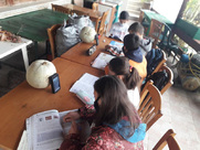 Εικόνες ντροπής για την τηλεκπαίδευση: Παιδιά σε χωριό χωρίς ίντερνετ, σε καφενείο, μοιράζονται δύο κινητά