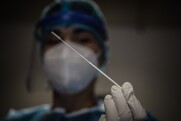 Συναγερμός: Σε αυτήν την πόλη διπλασιάστηκε η ζήτηση για τεστ κορονοϊού – 40% πάνω η θετικότητα