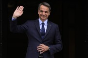 Συνταγματολόγος δείχνει την πόρτα της εξόδου στον Μητσοτάκη: «Παραίτηση ή πρόωρες οι μόνες λύσεις»