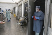 «Οι κανονικές ΜΕΘ είναι γεμάτες. Αδειάζουν κάποιες αυτοσχέδιες»