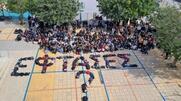 Yπέγραψε το ψήφισμα των συγγενών των θυμάτων των Τεμπών ο Στ. Κασσελάκης