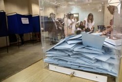Εκλογικός νόμος: Κατατίθεται στη Βουλή φέρνοντας σενάρια για διπλές εκλογές