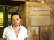 Επικό τρολάρισμα Δ. Μητσοτάκη: «Φωτογραφήθηκε» στην αρχαιολογική συλλογή του Μητσοτακέικου