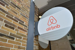 Συμμορφώνεται η Airbnb με τις απαιτήσεις της Κομισιόν