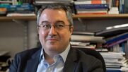 Μόσιαλος κατά της νέας «θεωρίας της αγέλης»: Θέλουν να κάνουν τους νέους πειραματόζωα