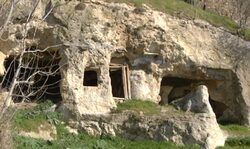 Διδυμότειχο: Πέντε οικογένειες ζουν κάτω από πρωτόγονες συνθήκες μέσα σε σπηλιές