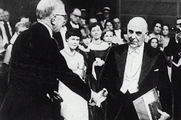 10.12/1963. Ο Γ. Σεφέρης είναι ο πρώτος Ελληνας στον οποίο απονέμεται Νόμπελ Λογοτεχνίας