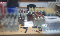 Συνελήφθησαν τρείς αλλοδαποί στη Ναύπακτο για κατοχή λαθραίων ποτών, τσιγάρων και παράνομη οπλοκατοχή  Κατασχέθηκαν περισσότερες από (80) φιάλες αλκοολούχων ποτών, (173) πακέτα τσιγάρων, ένα πιστόλι με δεκατρία φυσίγγια και ένα στιλέτο