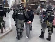 Τα ΜΑΤ συλλαμβάνουν νεαρό επειδή… περπατάει δίπλα τους (Video)