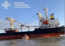 Τρεις ελαφρά τραυματίες και ζημιές σε ελληνόκτητο φορτηγό πλοίο από νάρκη στη Μαύρη Θάλασσα