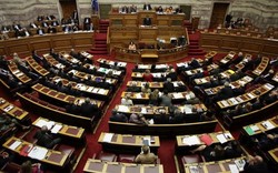 Υπερψηφίστηκε το πολυνομοσχέδιο Καταψήφισε ταμείο και κόφτη η βουλευτής του ΣΥΡΙΖΑ, Βασιλική Κατριβάνου