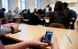 ΦΕΚ: Απαγορεύονται τα κινητά τηλέφωνα εντός του σχολικού χώρου