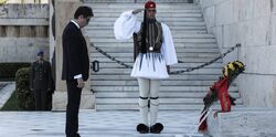 Ντροπή! Απίστευτη προσβολή στον Πρόεδρο γειτονικού κράτους από την υποκριτική στάση της κυβέρνησης Μητσοτάκη! Δεν βρέθηκε υπουργός να συνοδεύσει τον Τίμο Πενταρόφσκι στην κατάθεση στεφάνου στον Άγνωστο Στρατιώτη από φόβο μην “μαυριστούν” από τους ψηφοφόρους τους!