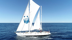 Το ιστιοπλοϊκό σκάφος του WWF "Blue Panda"  στο «νησί της Caretta caretta»