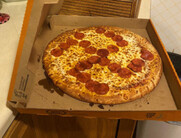 H πίτσα με τη σβάστικα  :Ζευγάρι παρήγγειλε πίτσα - Υπάλληλοι είχαν σχηματίσει πάνω της σβάστικα...