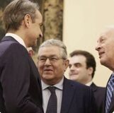 Ο Κουτσούμπας που μιμείται την Μιχαηλίδου στις κοτσάνες, τα πουλέν της Νέας Αριστεράς που μιλάνε για τον Συριζα και τα ψηφίσματα στο Κόκκινο που είναι για γέλια