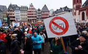 Εκατοντάδες χιλιάδες Γερμανοί διαδήλωσαν κατά της ακροδεξιάς