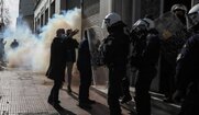 Τα ΜΑΤ επιτέθηκαν με χημικά σε εργαζόμενους, που διαδήλωναν και τους παραμόρφωσαν