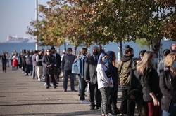 ΣΥΡΙΖΑ: Τριτοκοσμικές εικόνες εκατοντάδων ανθρώπων για ένα τεστ
