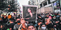 ΙΡΑΝΟΙ ΑΝΑΡΧΙΚΟΙ ΣΕ ΔΙΑΔΗΛΩΣΕΙΣ ΩΣ ΑΠΑΝΤΗΣΗ ΣΤΗ ΔΟΛΟΦΟΝIΑ ΤΗΣ MAHSA AMINI ΑΠΟ ΤΗΝ ΑΣΤΥΝΟΜΙΑ